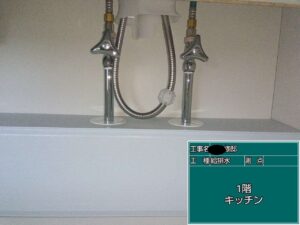 水周りリフォーム館の実際に検査している写真➁