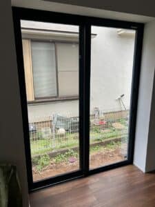 板橋区施工事例：網なし防火ガラスを採用したAPW330掃き出し窓